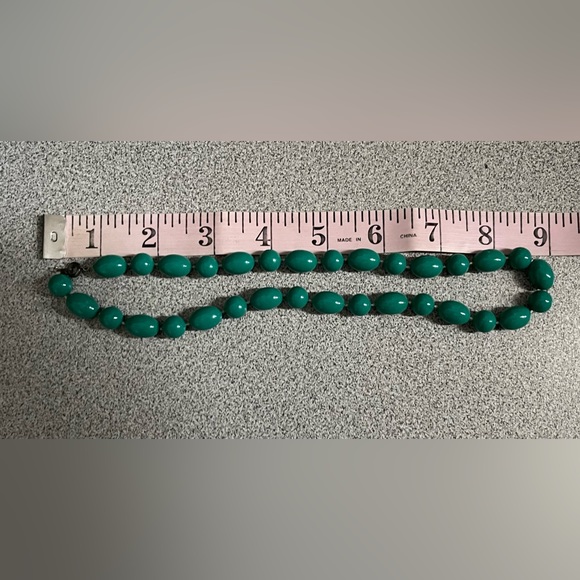 Vintage Green Bead Necklace - Picture 5 of 6